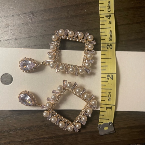NWT Express cubic zirconia and faux pearls earrings - Picture 3 of 4